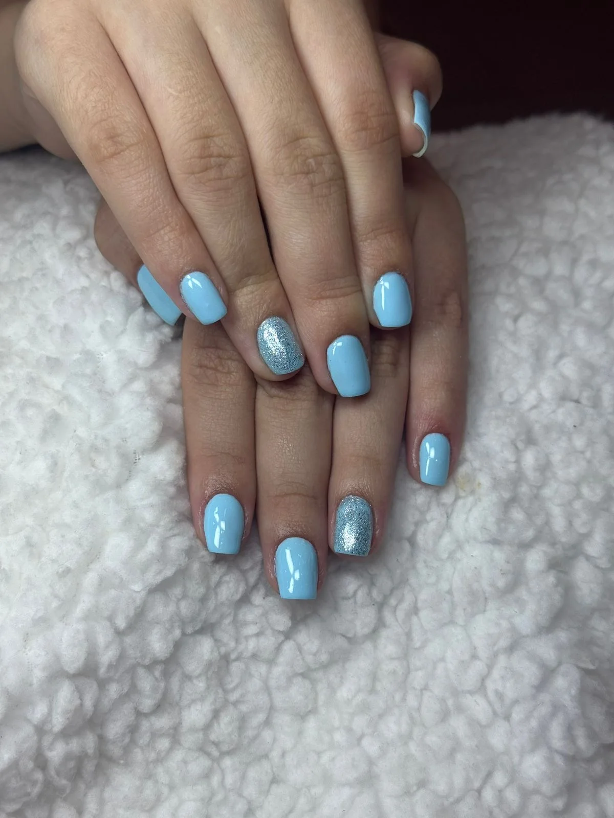 Esmaltação azul com glitter realizada por Mari Pastorelli